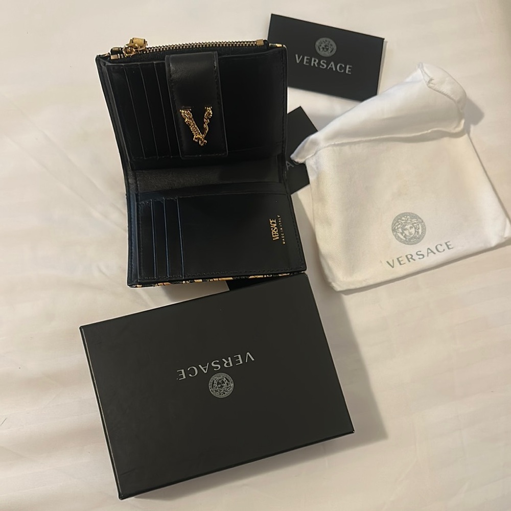 VERSACE Virtus Quilted Leather Wallet Gold and Black Pattern,Brand New With Tags - Picture 8 of 17
